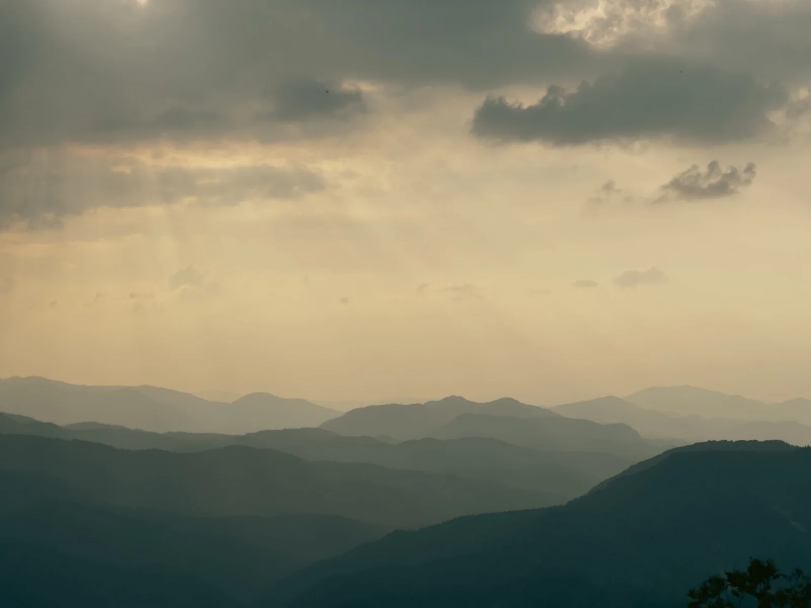 花山を囲む奥羽山脈の山並みと夕暮れの空